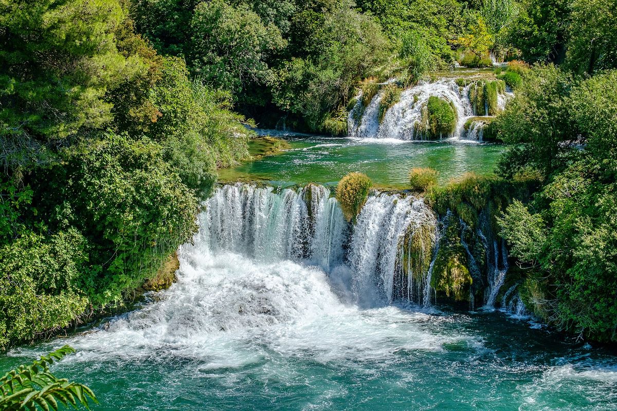 Der Wasserfall Skradinski buk im Nationalpark Krka mit seinen Travertinstufen