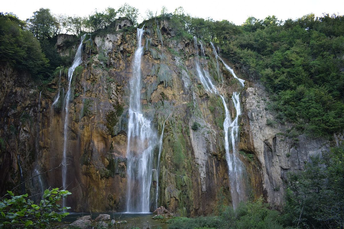 Die Plitvicer Seen, der bewaldete Seenpark und übliche Rivale von Krka